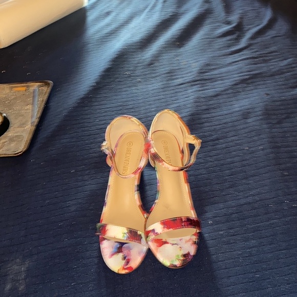 Small heel sandals more like a pump cutsy - Picture 4 of 12